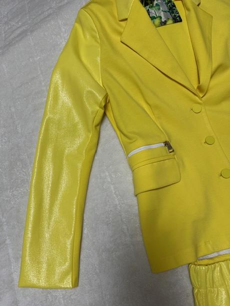 Nádherný kombinovaný žltý sukňový kostým magenta, l / m