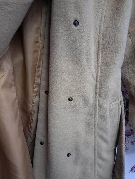 Béžový kabát, gate,36