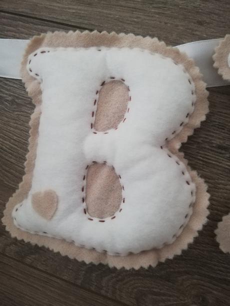 Girlanda s menom bianka nad postieľku,