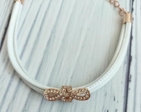 Biely koženkový náramok s príveskom top stav,