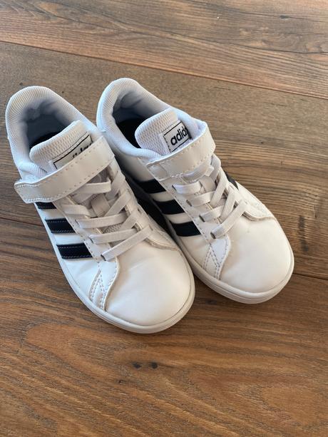 Tenisky adidas, 28