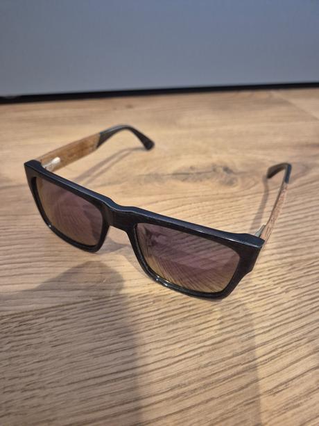 Slenčné okuliare s dreveným rámom, 