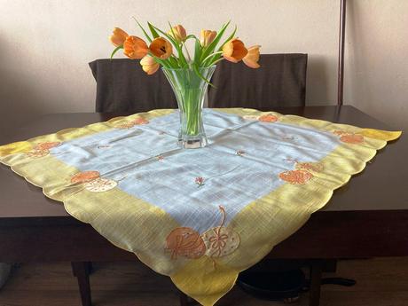 Veľkonočný obrus so žltými vajíčkami, 