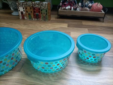 Tri bodkované dózy, 