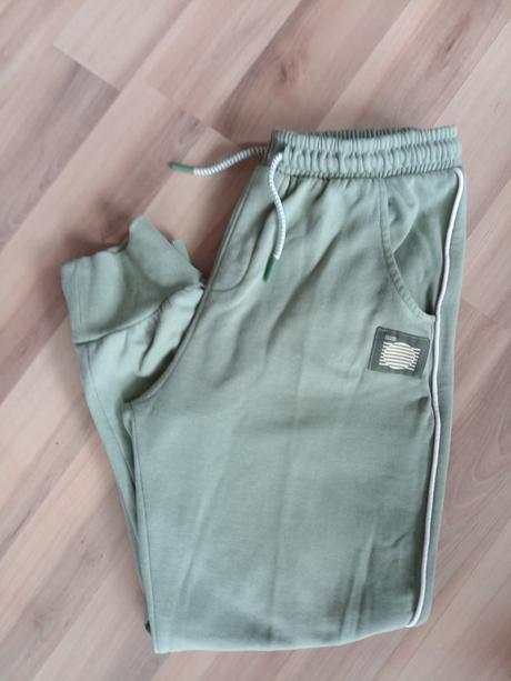 Hrubšie tepláky 164, reserved,164