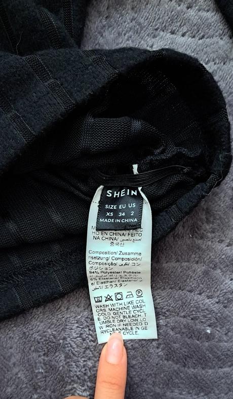 Čierny crop top s nariasením na bokoch shein, xs