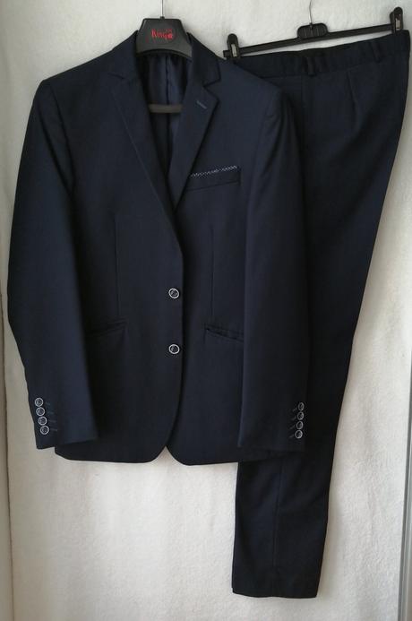 Kvalitný tmavomodrý oblek, 48