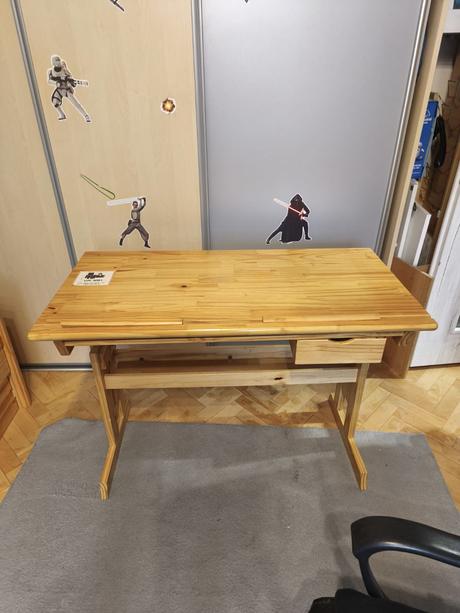 Rastúci písací stôl pre deti masív borovica, 