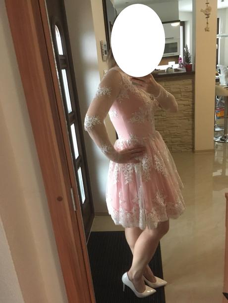 Čipkované spoločenské šaty a listová kabelka gráti, s