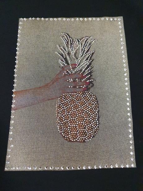 Tielko s kamienkovou aplikáciou, s