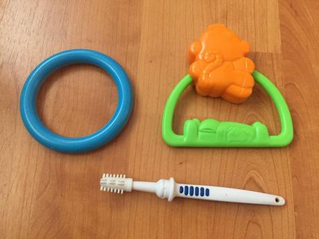 Hrkálka + hračka + kefka na obhrýzanie,