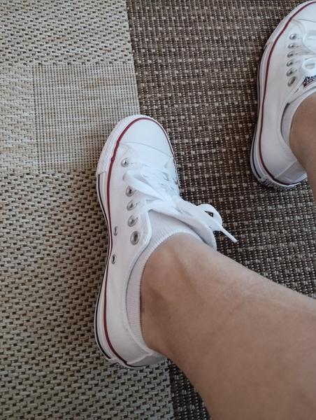 Má byť jazyk na Converse teniskách šikmý?