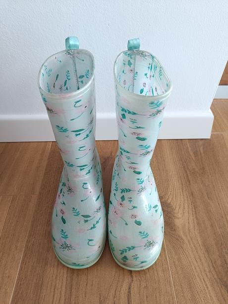 Kvetovane gumaky, 34