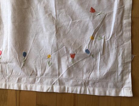 Biely vyšívaný obrus tchibo, 