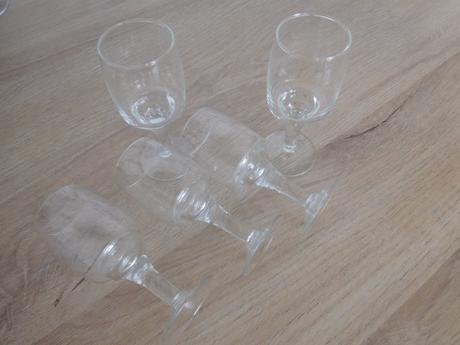 Sklenené poháre na nožičke, 
