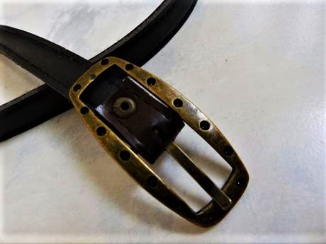 Tenký opasok s patinovanou sponou, 