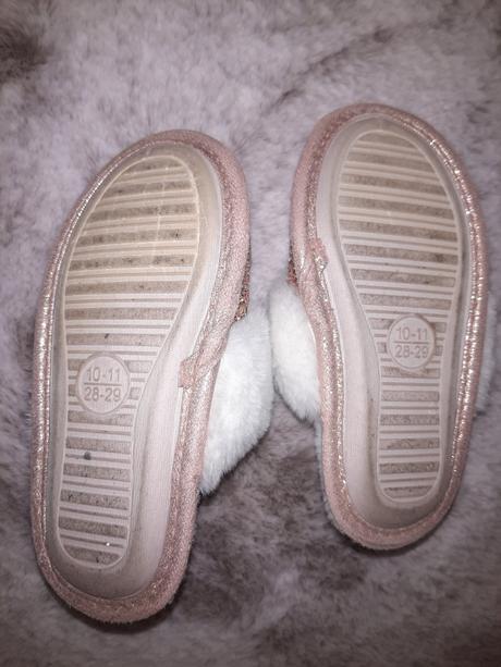 Glitríkové papučky, 28