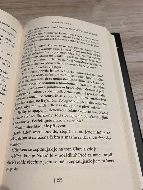 Všude kolem černý les někdo chystá svatbu někdo vr,