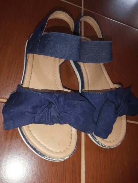 Dievcenske sandale, 34