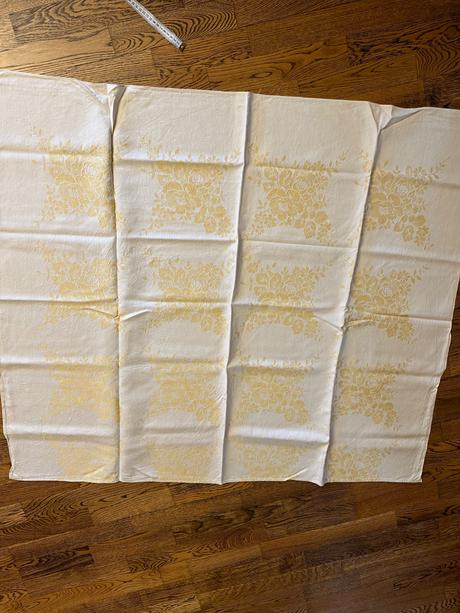 Retro obrus zo 4 obruskami,