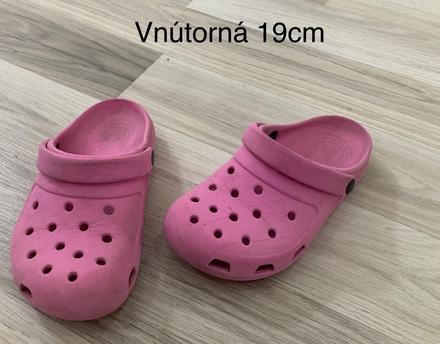 Crocs, 28