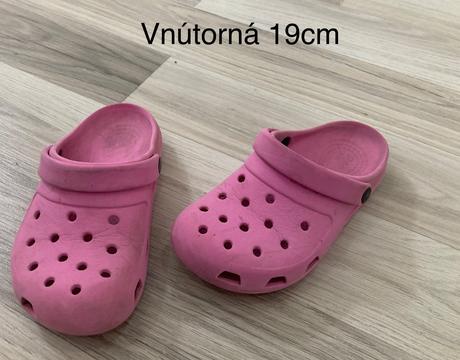 Crocs, 28