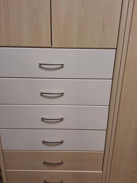 Spálňa, posteľ, skriňa, 