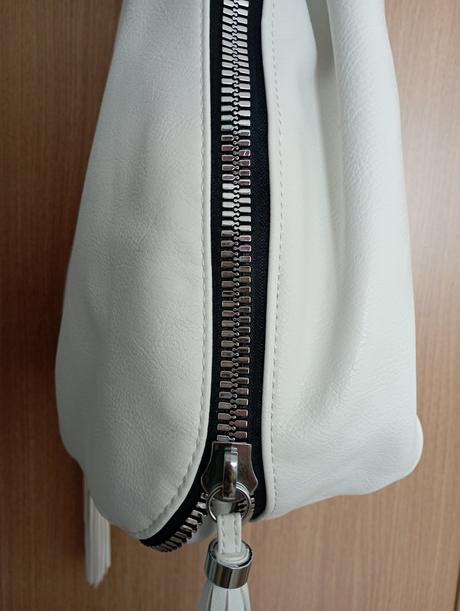 Kabelka s bielymi strapcami (už s poštovným),