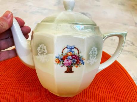 Starožitný perleťový čajník, 