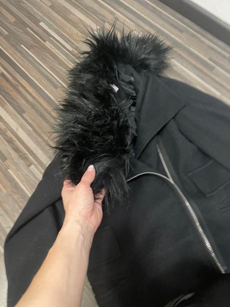 Krásny čierny kabát s kozusinkou, s