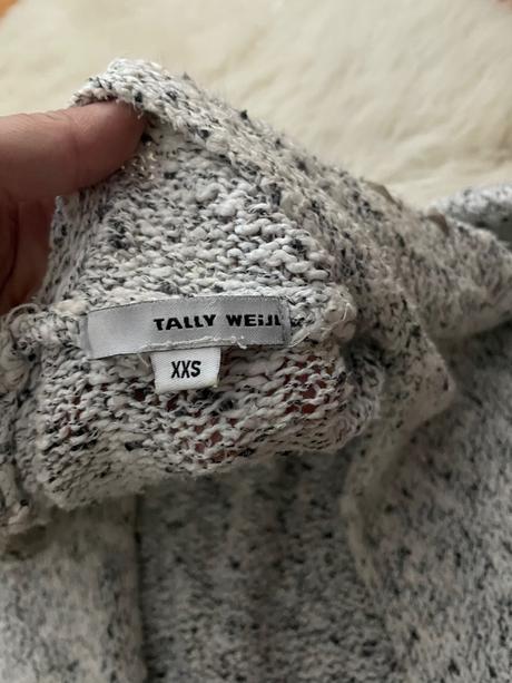 Svetrik s kovovymi komponentmi, 