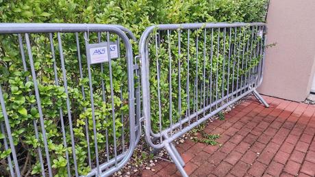 Bariéra oddeľujúca strana  4 ks, 