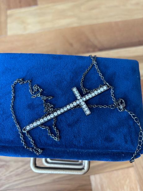 Náhrdelník s krížom bižu, 