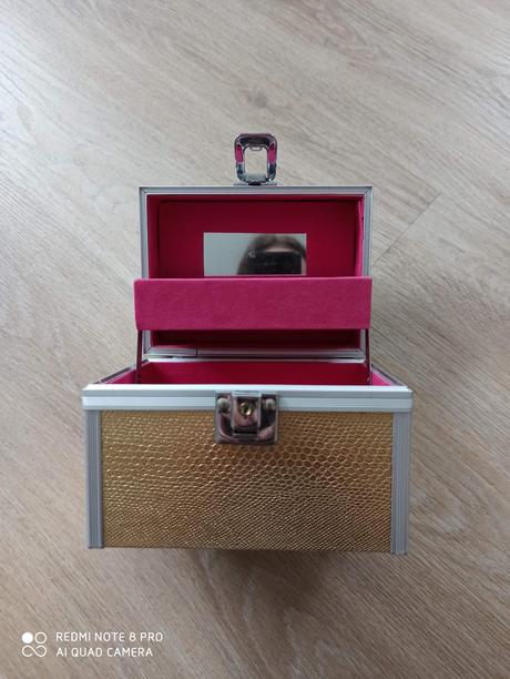 Zlatista sperkovnica, 