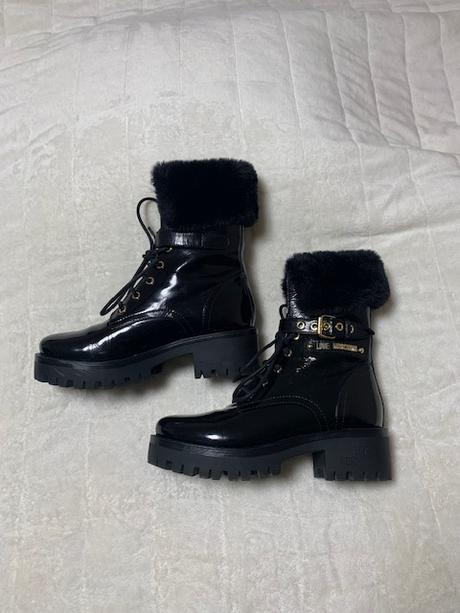 Lakované kožené workery love moschino originál, 39