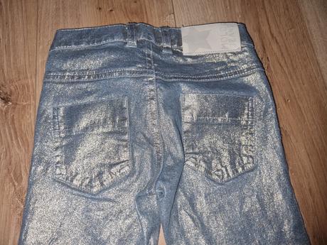 Metalické nohavice, 128