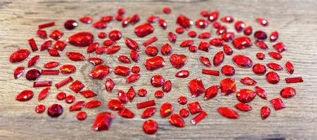 Ozdobné kamienky našívacie - červené - mix 100 kus, 