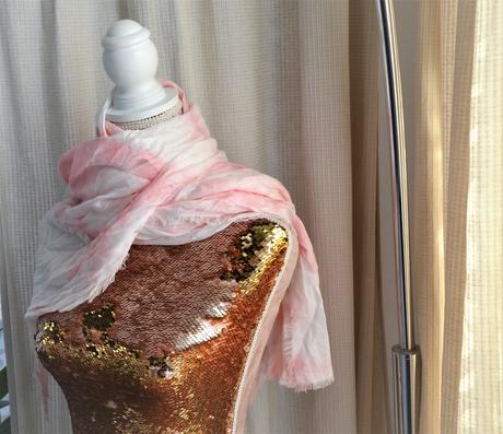 Bledoružový šál, 