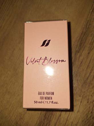 Farmasi velvet blossom,
