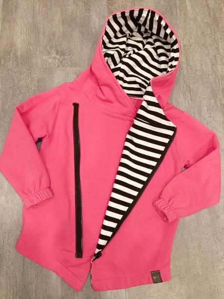 Mikina so šikmým zipsom, 104