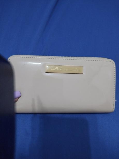 Lakovaná béžová peňaženka,