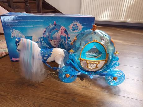 Dievčenský kočiar s koňom a princeznou, 