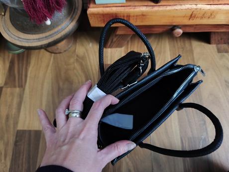 Malá čierna kabelka,