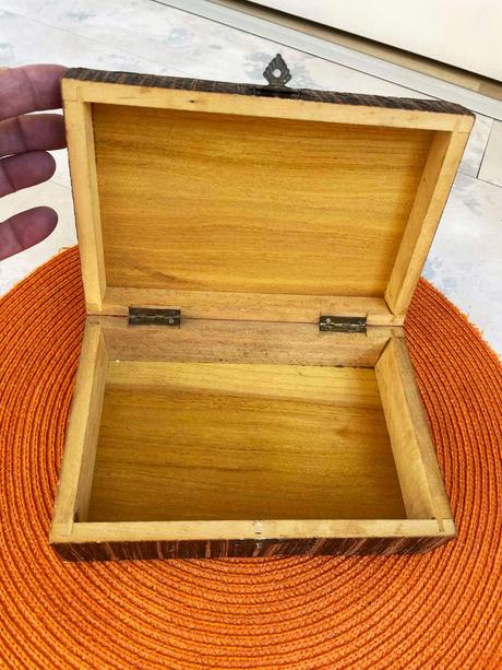 Drevená starožitná plastická kazetka,