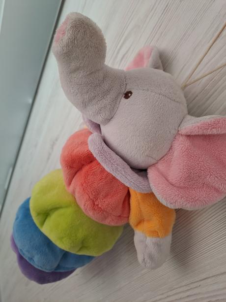 Závesný slonik, hrajúci uspávanku,