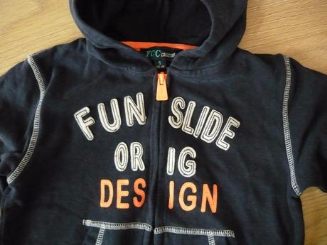 Tmavomodrá mikina, 104