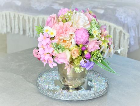 Bohato zdobený kvetináč,