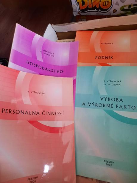 4 knihy na ekonomikalu,