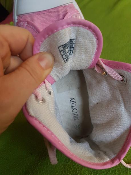 Vyššie dievčenské tenisky, 34