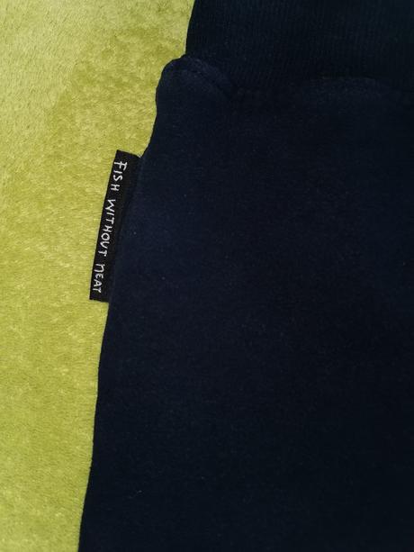 Málo nosené tepláky, výborný stav, 128